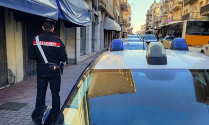 Ruba alcolici e picchia guardia al supermercato, 51enne arrestato per rapina