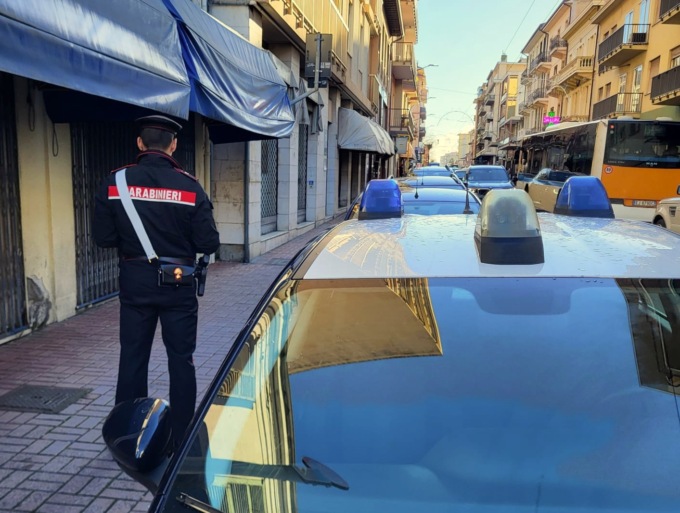 Ruba alcolici e picchia guardia al supermercato, 51enne arrestato per rapina