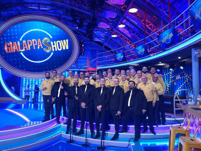 Il coro Mongioje di Imperia al GialappaShow di Tv8