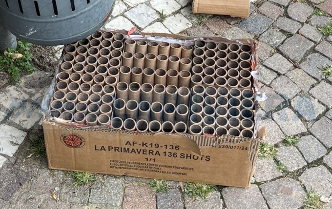 Abitanti svegliati di soprassalto dall’esplosione di 136 fuochi d’artificio