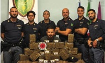 Non si ferma all'Alt, urta guardrail e viene fermato dalla polizia di frontiera. Arrestato uomo con 25kg di hashish