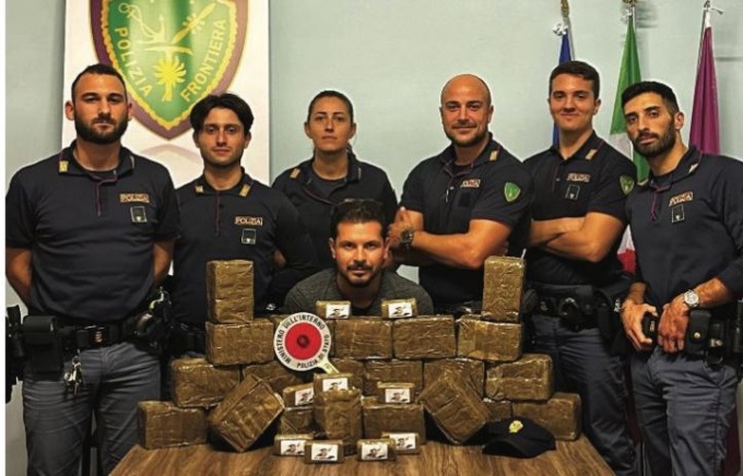 Non si ferma all’Alt, urta guardrail e viene fermato dalla polizia di frontiera. Arrestato uomo con 25kg di hashish