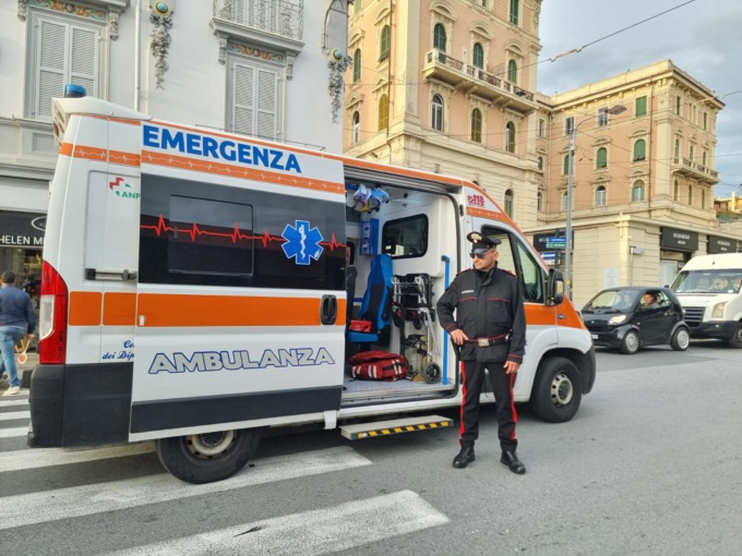 Vigile urbano investito mentre dirige il traffico: al pronto soccorso