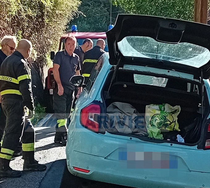 Auto in bilico sulla strada per Ciaixe, intervengono i vigili del fuoco