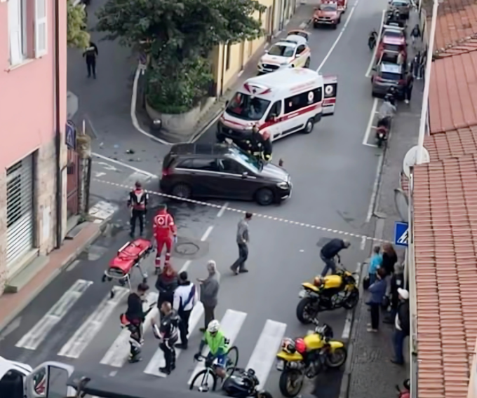 Schianto auto e moto in via Nazionale a Imperia, un ferito grave