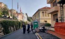 Perde il controllo dello scooter e finisce contro un cantiere: 34enne in ospedale