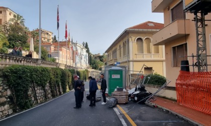 Perde il controllo dello scooter e finisce contro un cantiere: 34enne in ospedale