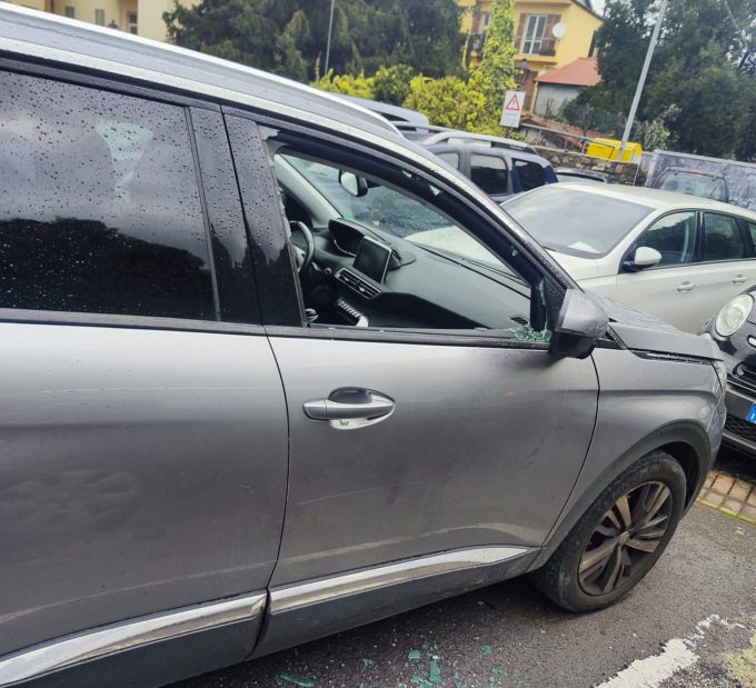 Raid vandalico a Dolceacqua: portiere forzate e vetri rotti su una decina di auto