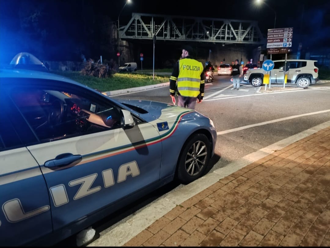 polizia notte posto di blocco