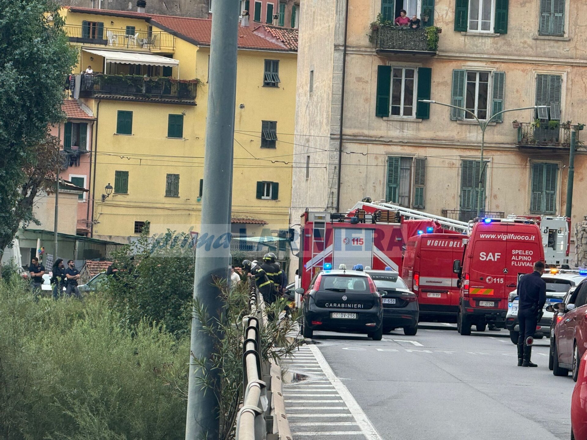 salvataggio migrante ventimiglia piena fiume roya migranti 8 ottobre 2024