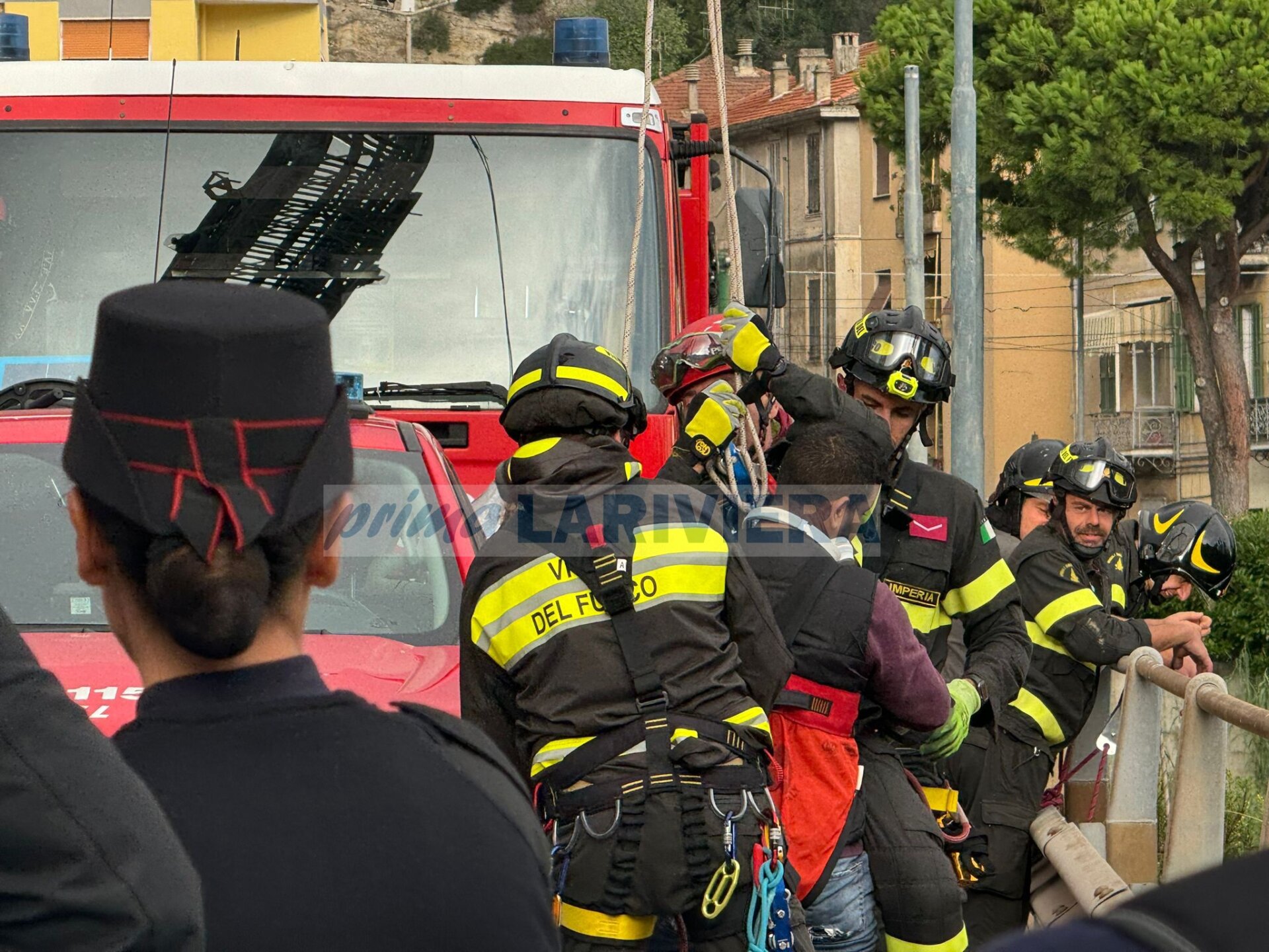 salvataggio migrante ventimiglia piena fiume roya migranti 8 ottobre 2024_03