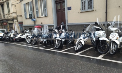 Auto abbatte fila di scooter parcheggiati a Sanremo