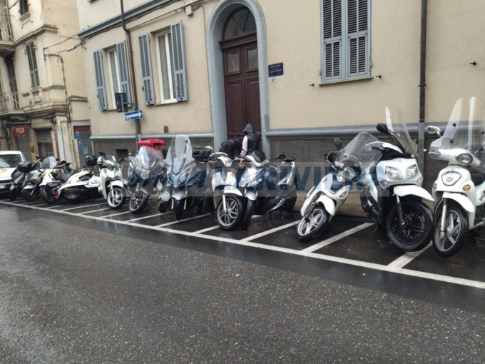Auto abbatte fila di scooter parcheggiati a Sanremo