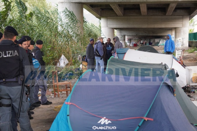 Blitz interforze a Ventimiglia, sgomberata la tendopoli dei migranti sul Roya