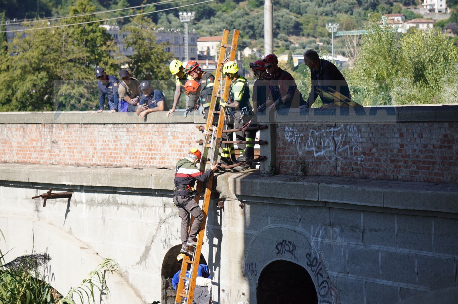 sgombero tendopoli migranti parco roya roja ventimiglia 10 ottobre 2024 migranti feritoie ferrovia_02