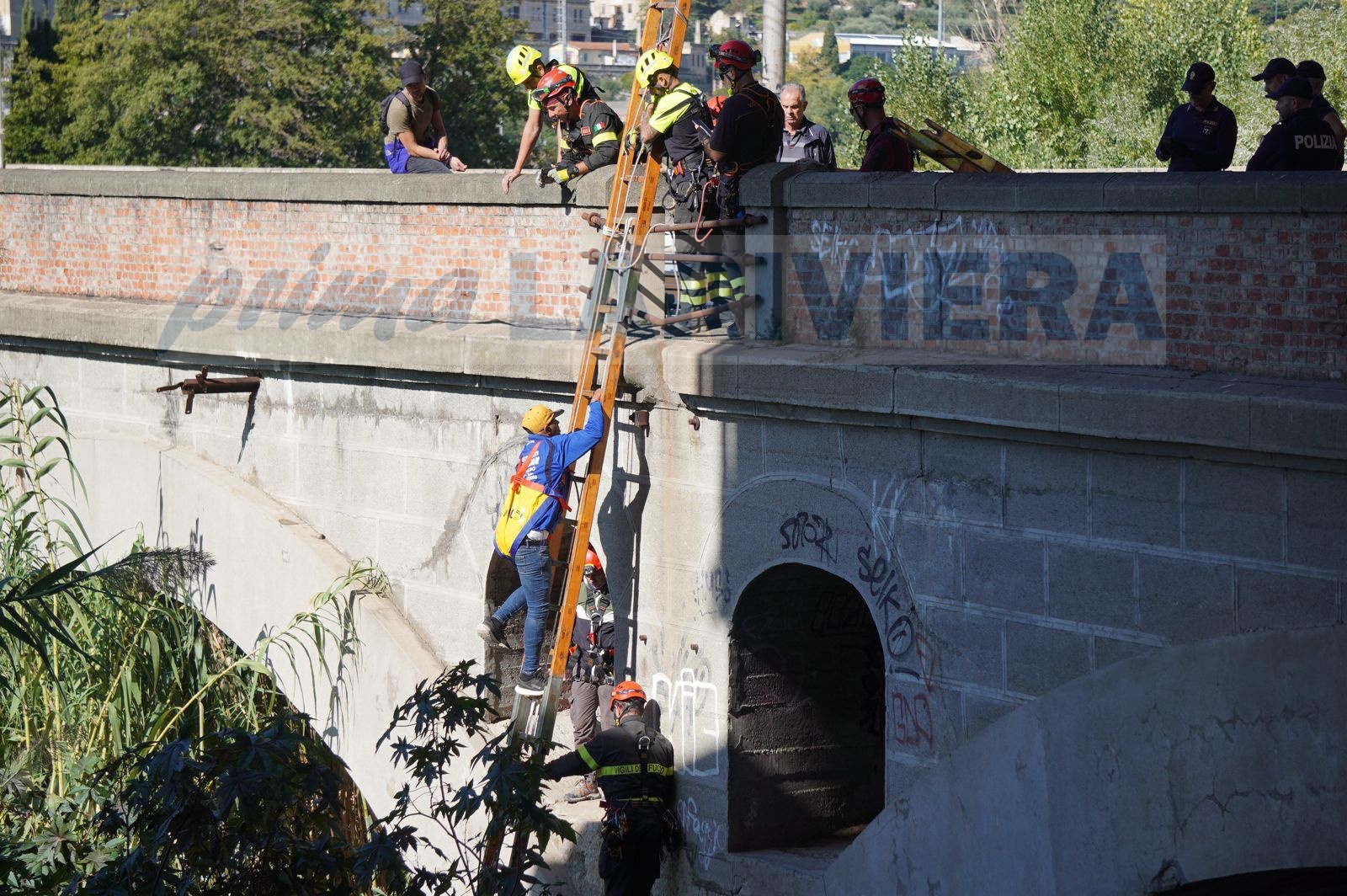 sgombero tendopoli migranti parco roya roja ventimiglia 10 ottobre 2024 migranti feritoie ferrovia_03