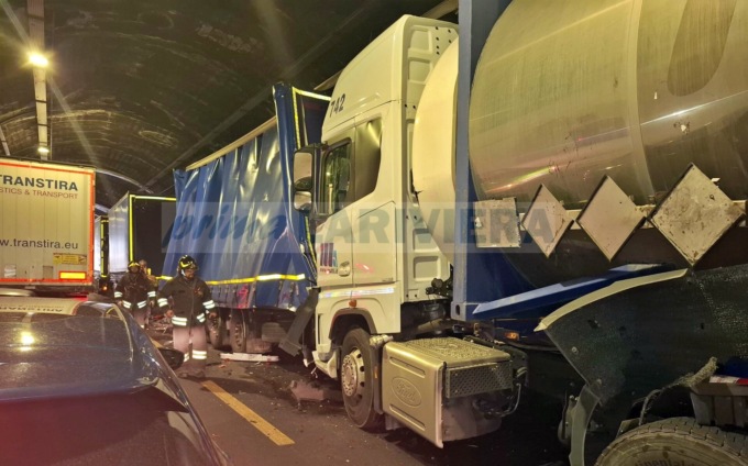 Tamponamento tra quattro mezzi pesanti sull’A10, prima della Barriera di Ventimiglia
