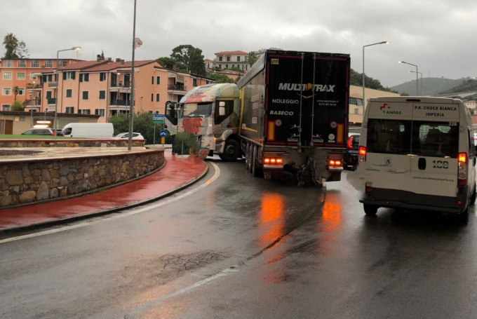 Tir fuori strada: traffico in tilt in via Nazionale