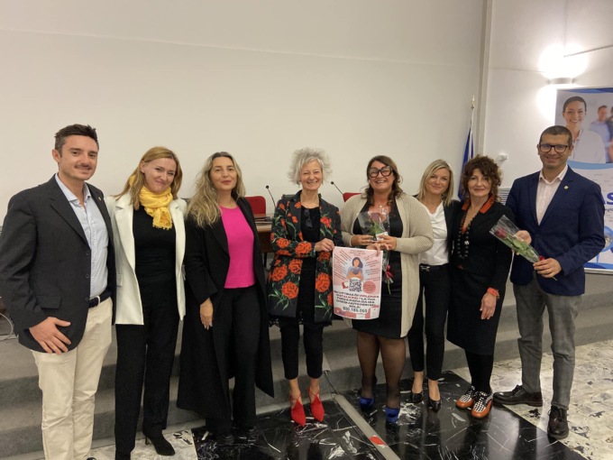 Violenza sulle donne, un QR code per chiedere aiuto in anonimato