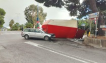 Perde il cassone dopo lo scontro con un'auto