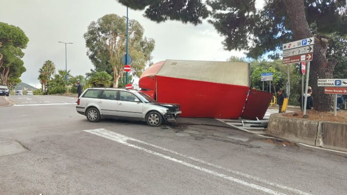 Perde il cassone dopo lo scontro con un’auto