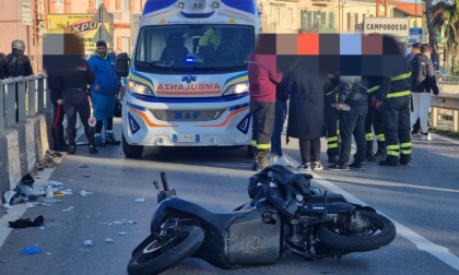 Schianto auto e scooter sul ponte di Nervia, 16enne grave al Santa Corona