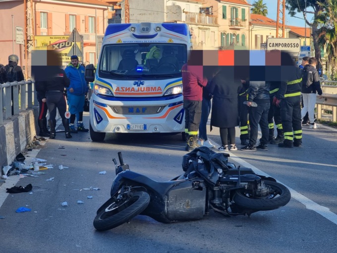 Schianto auto e scooter sul ponte di Nervia, 16enne grave al Santa Corona