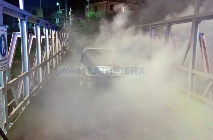 Giallo a Soldano: auto spostata sul ponte e incendiata