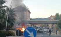 Furgone in fiamme sull'Aurelia a San Bartolomeo al mare