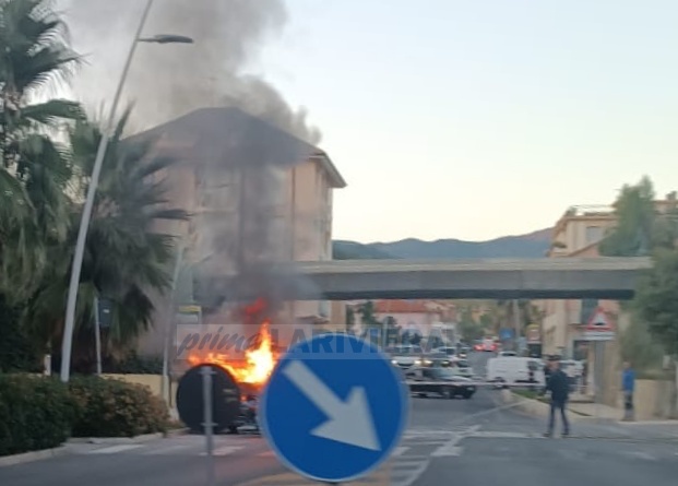Furgone in fiamme sull’Aurelia a San Bartolomeo al mare