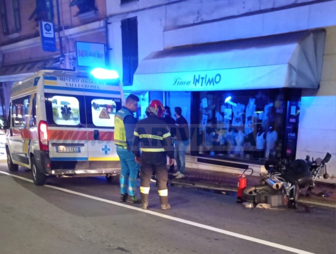 Schianto auto e moto in corso Genova: grave motociclista, allertato l’elisoccorso