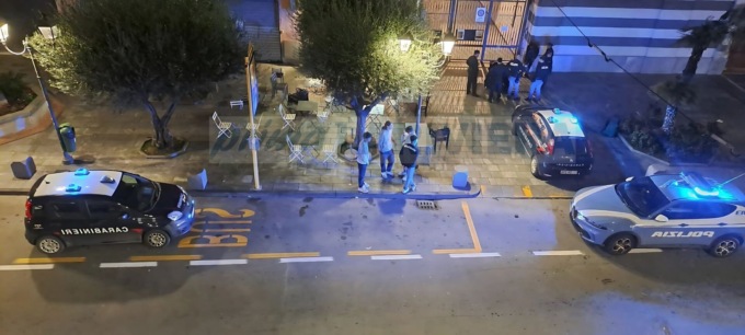 Rissa tra stranieri davanti alla chiesa di Sant’Agostino a Ventimiglia