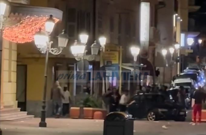 Rissa tra stranieri in via Aprosio a Ventimiglia, ci sono feriti lievi. Video