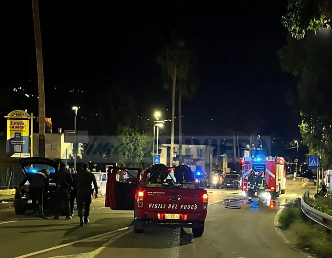 Scooter in fiamme sull’Aurelia a Ventimiglia, strada chiusa per alcuni minuti