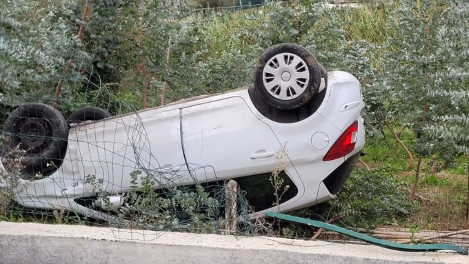 Auto fuori strada a Montegrazie. Due feriti