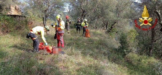 Anziano cade per 8 metri in campagna