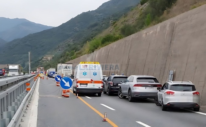 Tamponamento nel restringimento di corsia sull’A10: oltre tre chilometri di coda