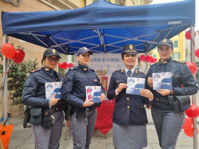 No alla violenza sulle donne: lo stand della Polizia di Stato davanti all’Ariston