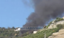 Incendio in un magazzino in campagna a Soldano, udite delle esplosioni. Video