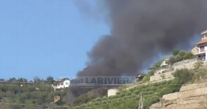Incendio in un magazzino in campagna a Soldano, udite delle esplosioni. Video