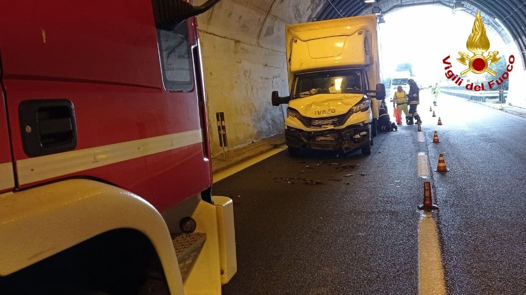 incidente autofiori a10 tir camion tre mezzi tra ventimiglia e mentone 1_02