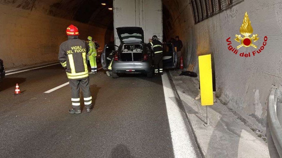 incidente autofiori a10 tir camion tre mezzi tra ventimiglia e mentone 1_03