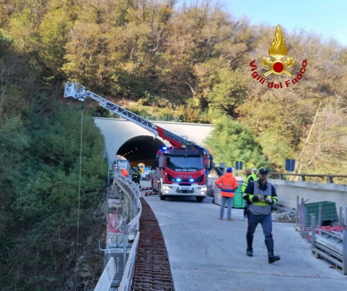 Operaio morto cadendo da un ponteggio sull’A6