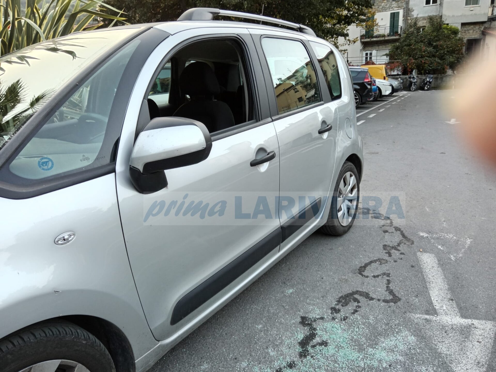 macchine auto vandali danneggiamenti furto dolceacqua parcheggio_02