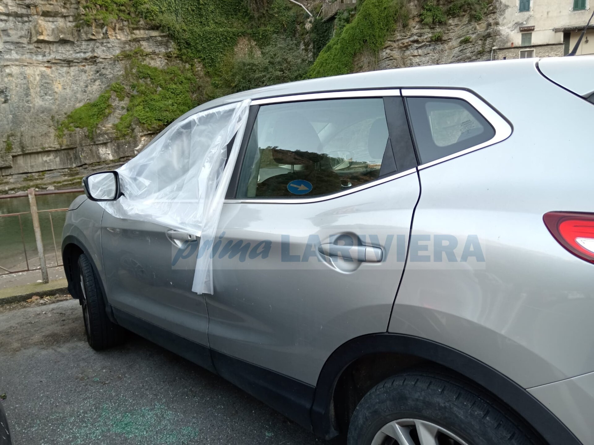 macchine auto vandali danneggiamenti furto dolceacqua parcheggio_04