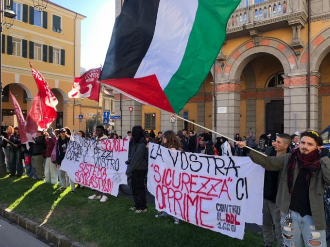 In 70 alla manifestazione degli studenti