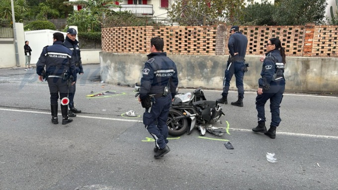 Scooterista muore nello schianto con un motocarro a Sanremo