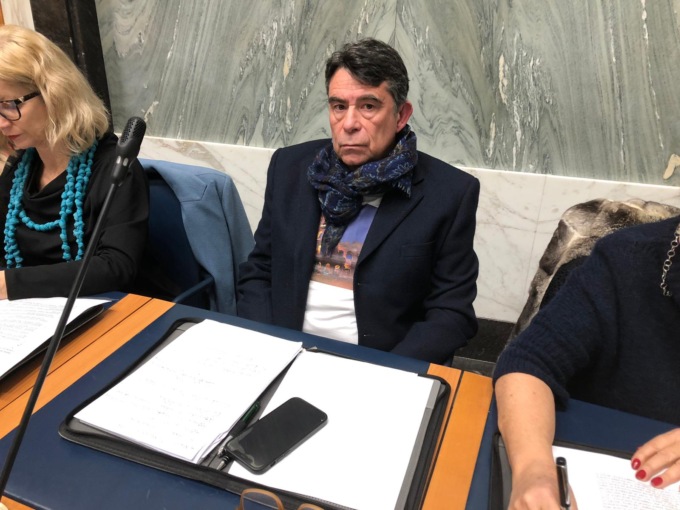 Bracco in Consiglio con la giacca…e la T-Shirt del Colosseo