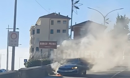 Brucia un'auto sull'Aurelia a Imperia, conducente in salvo