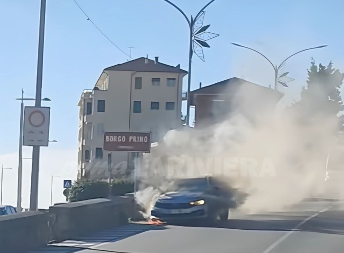 Brucia un’auto sull’Aurelia a Imperia, conducente in salvo